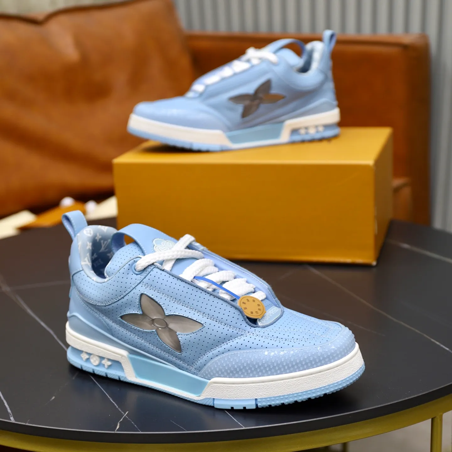 Ex-factory price: 860💰LV Couple👫Louis Vuitton TRAINER sneakers classic Louis Vuitton men's artistic director Virgil Abloh picked inspiration to create this LV Trainer sneaker. Yingze crystal inlays present a colorful effect. VS can be matched with two gorgeous effect colors. The LV letter logo badge on the tongue is gorgeous and noble. The LV letter is decorated on the side. The outsole is decorated with a Monogram flower pattern. It shows the trend of elegance and nobility! Men's and women's models: 35-46